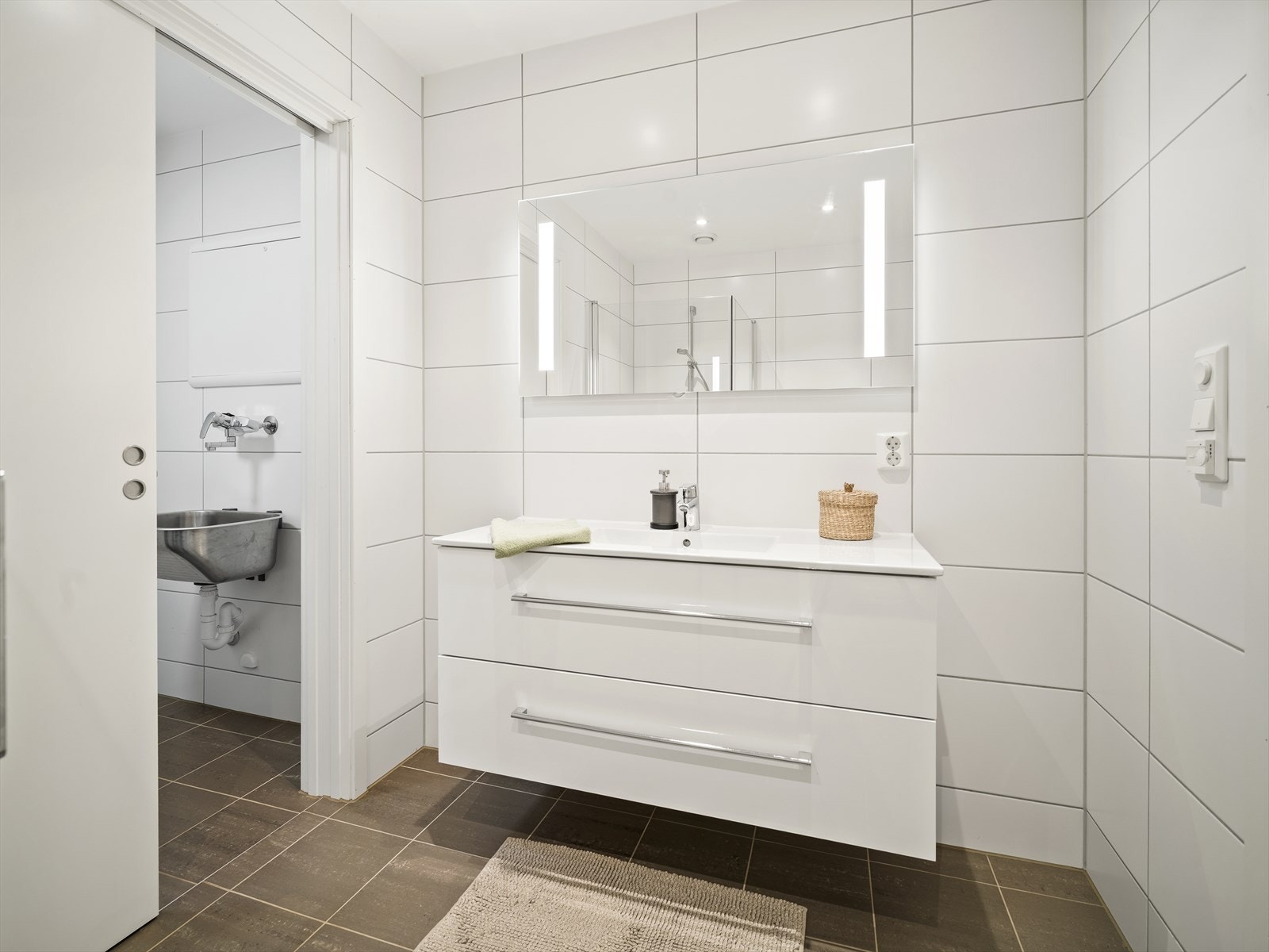 Pent og stilrent baderom med varme i gulv. Galleribilde