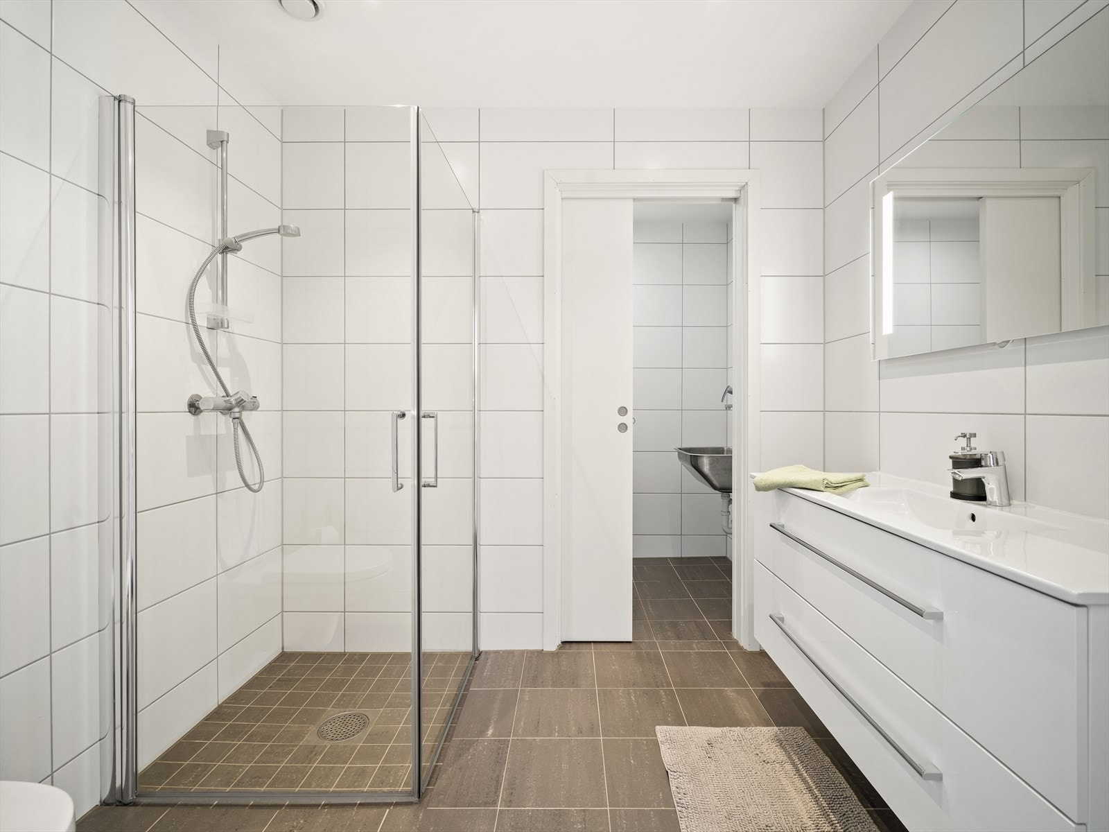 Bad i boligens 1.etasje med tilliggende vaskerom. Galleribilde