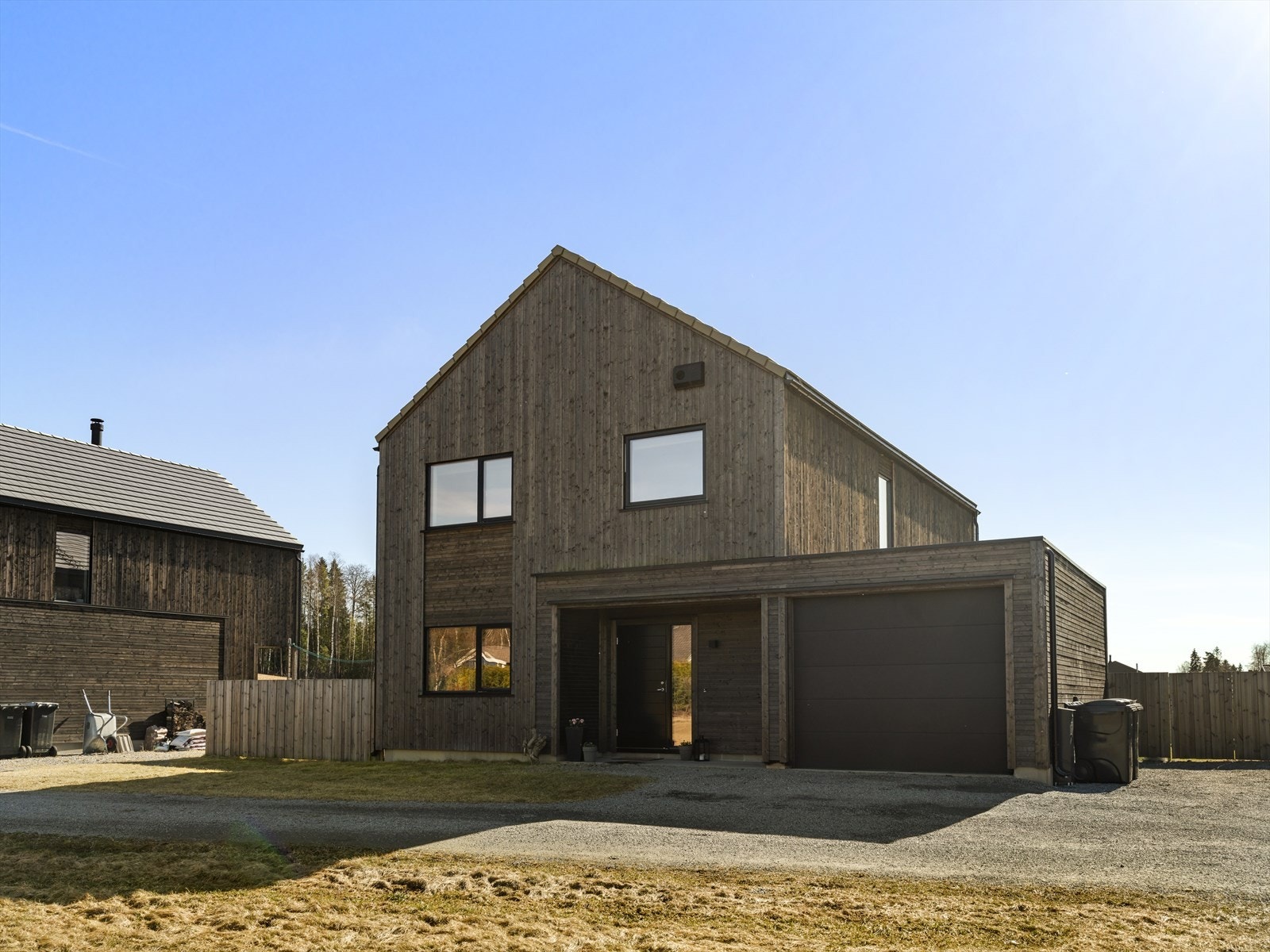 Boligen har tilliggende garasje med elbilader. Galleribilde