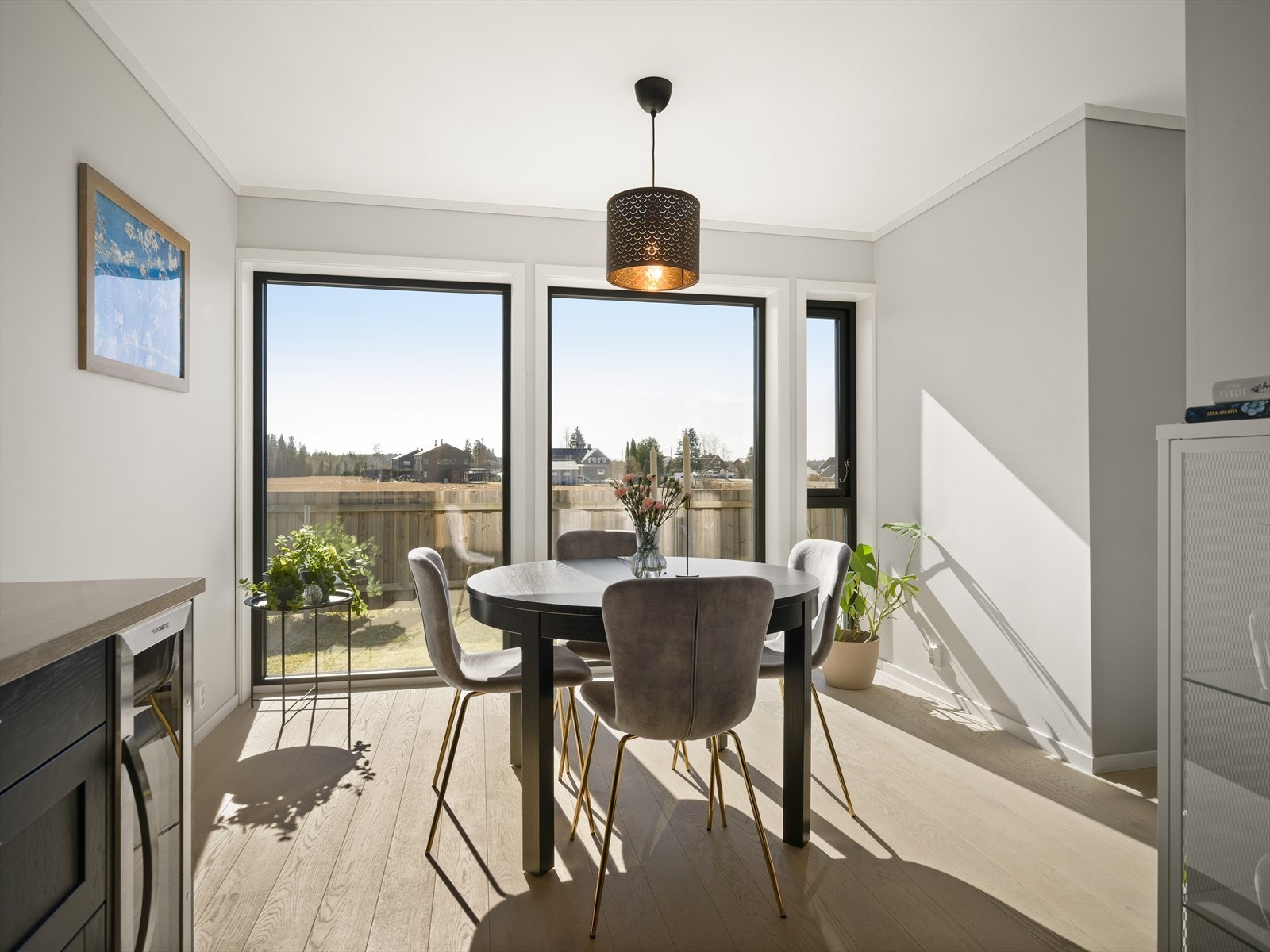 Spiseplass med nydelig utsikt over de landlige omgivelsene. Galleribilde