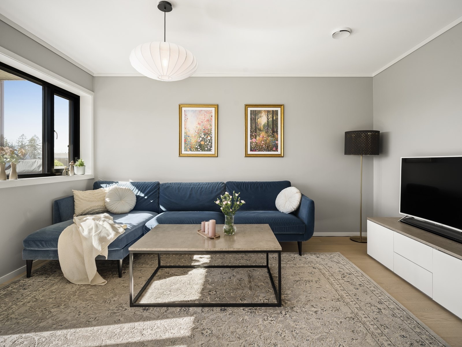 De store vindusflatene sørger for gode innvendige lysforhold og en hyggelig atmosfære. Galleribilde