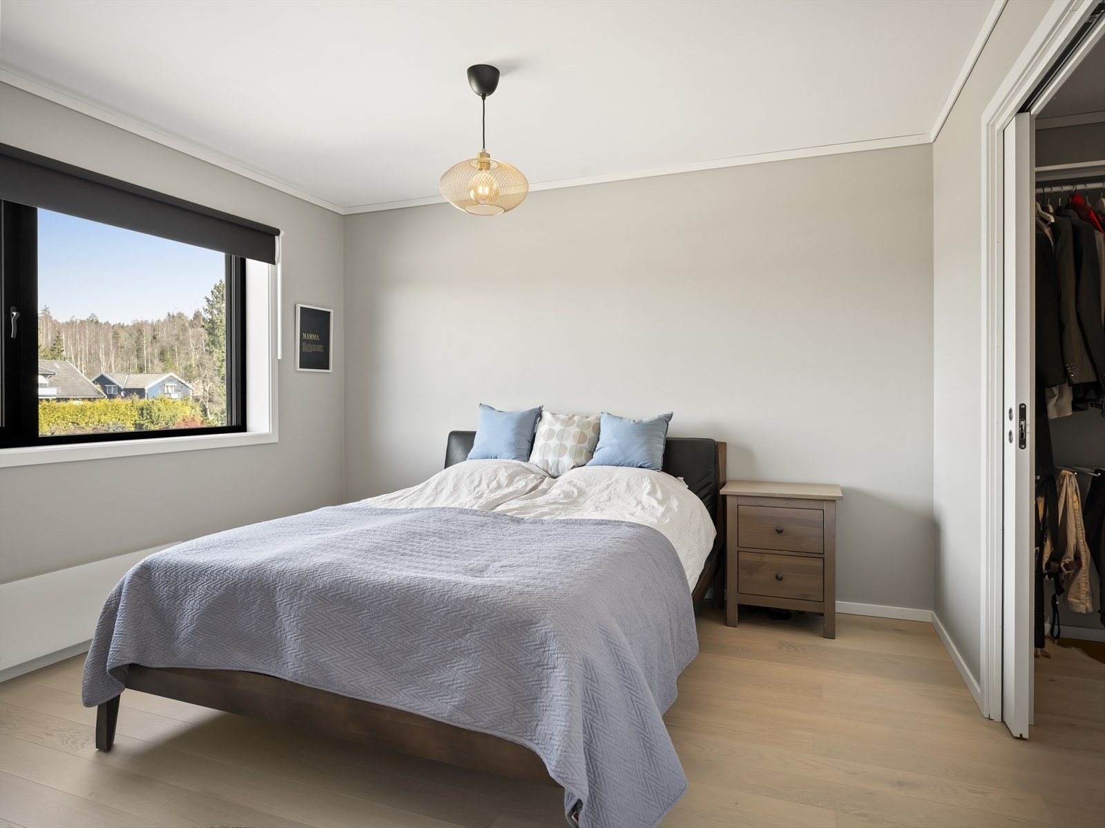 Hovedsoverommet er av god størrelse og har tilliggende walk-in closet. Galleribilde