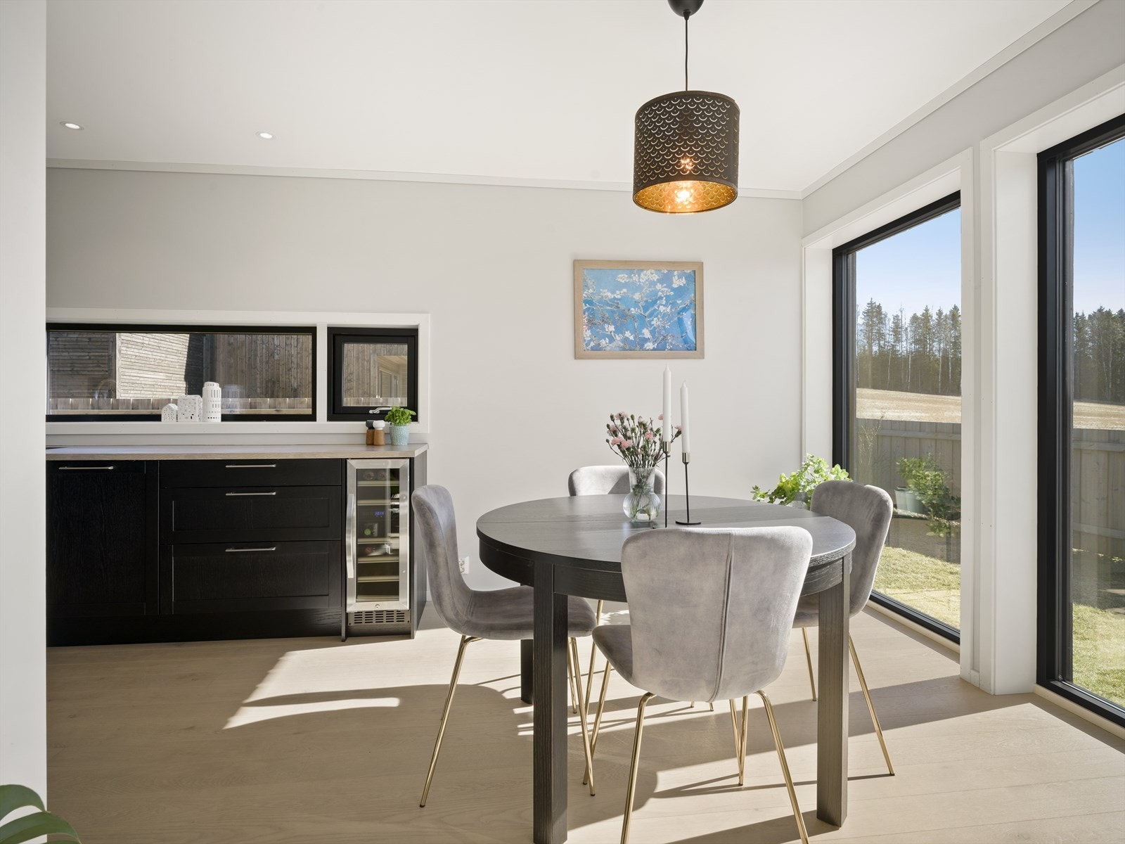 Kjøkkenet er videre utstyrt med vinskap og har rikelig med lysinnslipp som bidrar til godt arbeidslys. Galleribilde