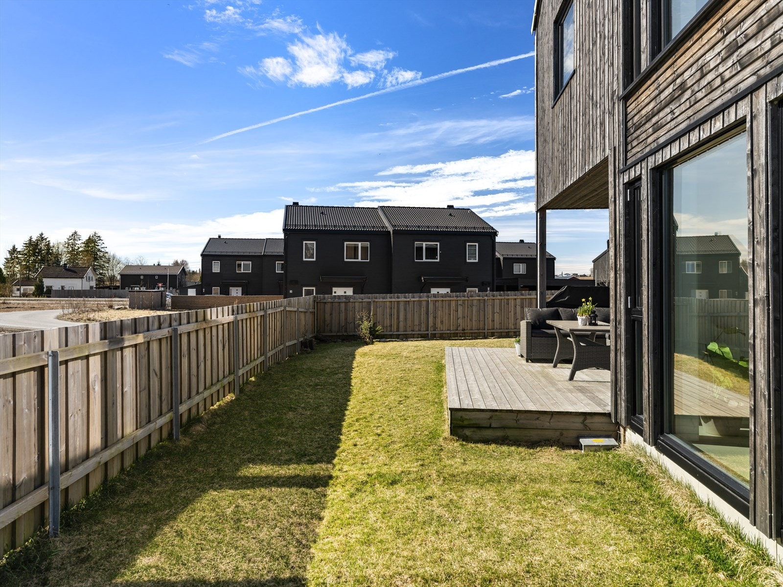 Hagen er lettstelt med gressplen og diverse beplantning. Galleribilde