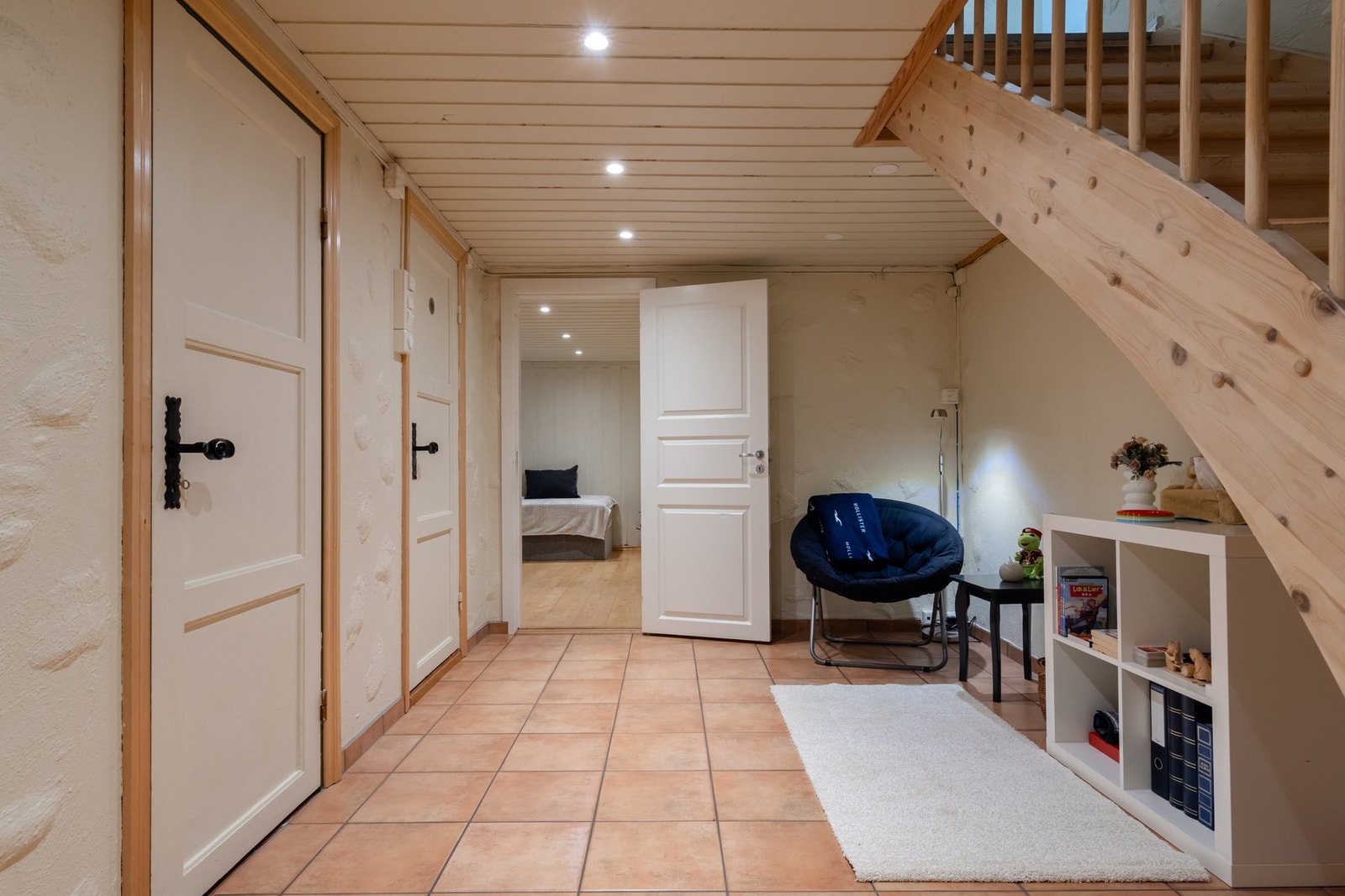 Her er det plass til smarte kommodeløsninger under trappen. Galleribilde