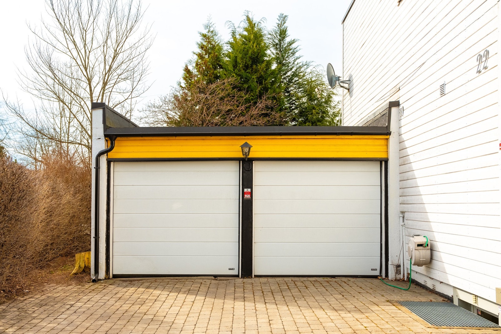 Dobbelgarasje i tilknytning til boligen. I 2020 ble det installert Tesla-lader (3-faset, lader m opptil 11kWh) i garasjen. Galleribilde