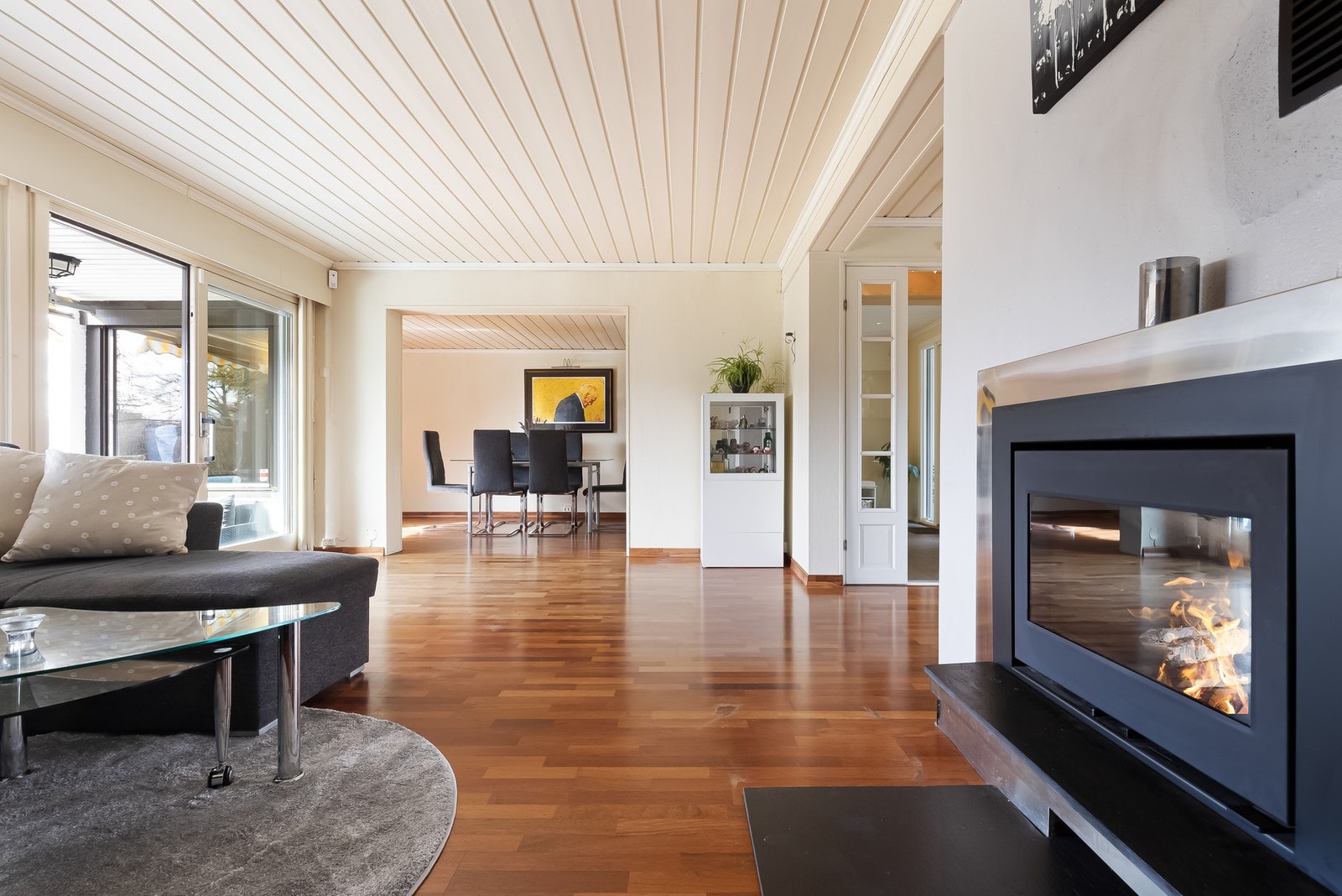 I stuen er det også en hyggelig peis som sørger for ekstra varme på kalde høst- og vinterdager. Peisen ble montert i 2021. Galleribilde