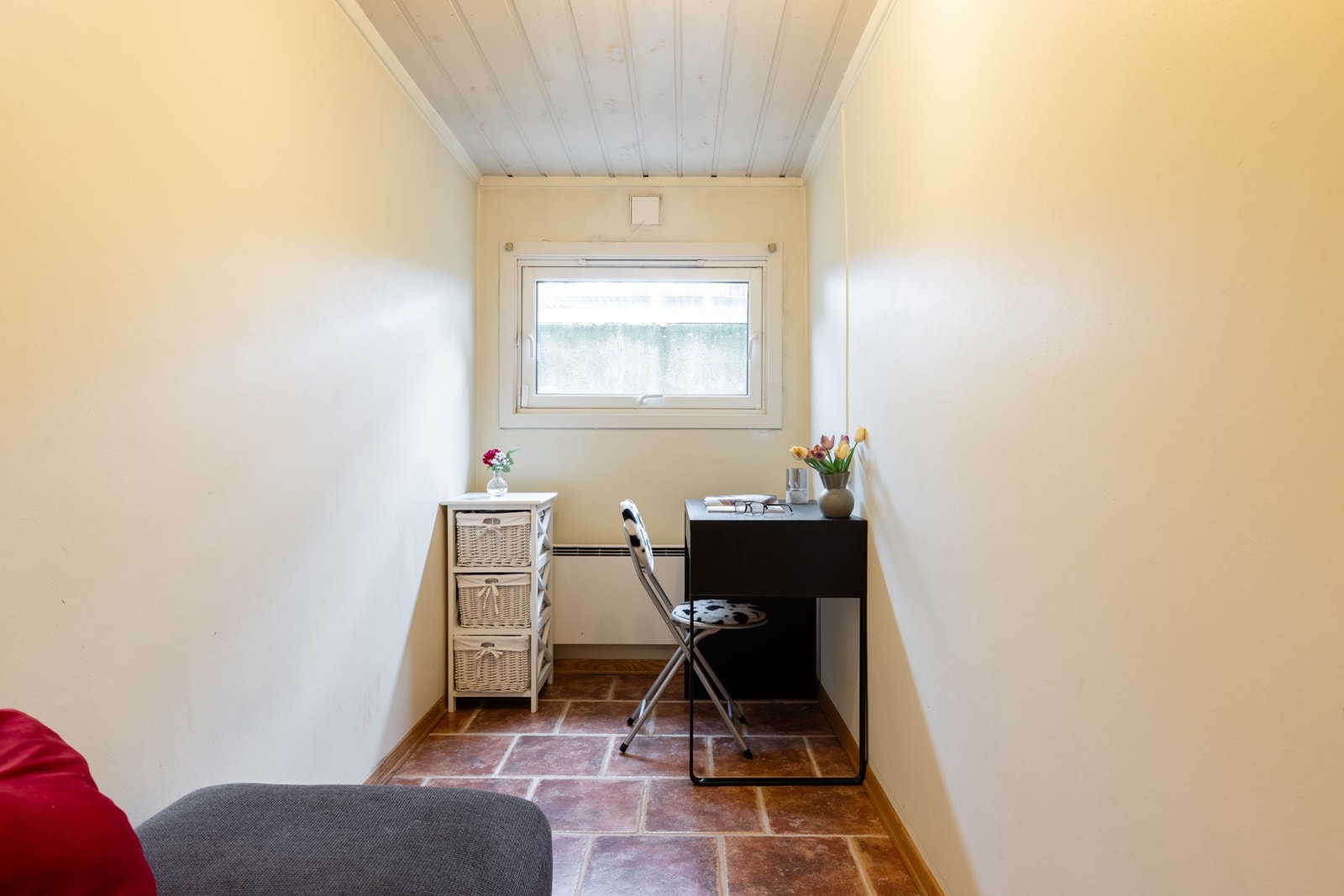 I kjelleren er en opprinnelig bod blitt omgjort til kontor og med vindu og lysgrav mot sørøst (gårdsplass). Varmekabler i gulv (gulvvarmen er pt. frakoblet, kontakt megler) Plan- og bygningsetaten har i januar 2025 gitt byggetillatelse for å godkjenne den Galleribilde