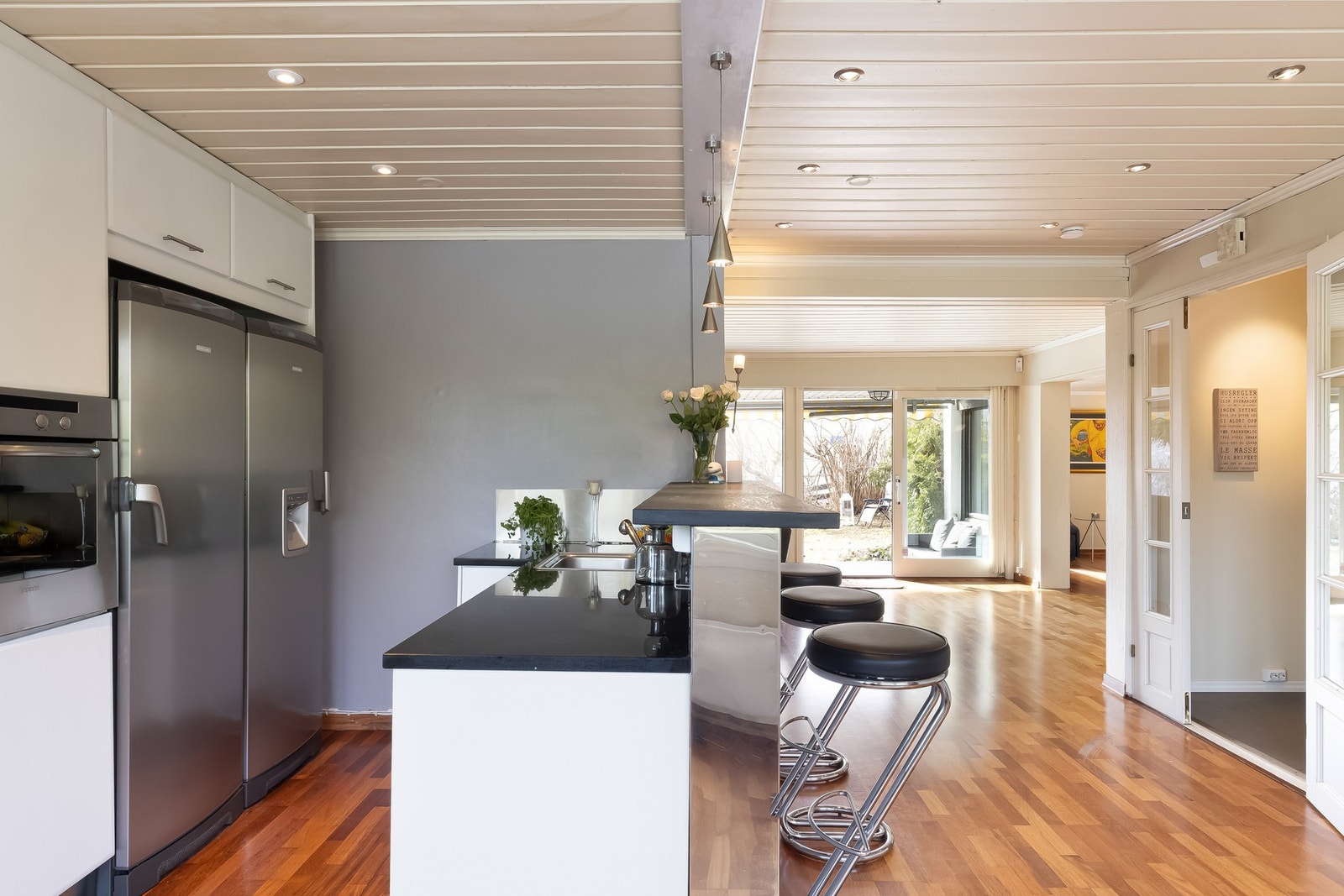 "Herjedalskøk" kjøkkeninnredning med fabrikklakkerte fronter, samt stein benkeplate med nedfelt oppvaskkum og nedfelt induksjon koketopp. Galleribilde