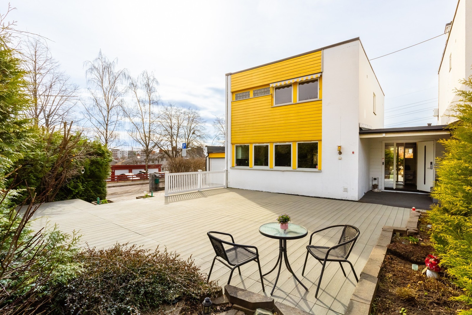 Fredrik Lund v/ EIE Løren ønsker velkommen til Ribstonveien 22, en stor og innholdsrik kjedet enebolig over tre etasjer. Vedlikeholdsfri platting i kompositt (80 kvm, 2021) på forsiden. Overbygget inngangsparti med LED-downlights. Dobbelgarasje, port og p Galleribilde