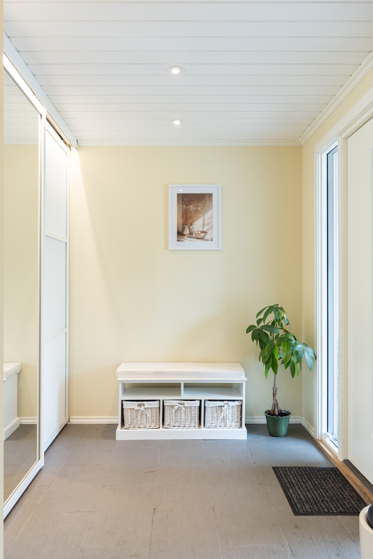 Entreen er av fin størrelse med plass til knaggrekker, skostativ og lignende. Galleribilde