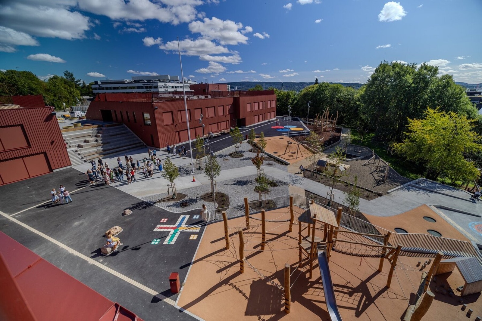 Det er flere skoler og barnehager like ved boligen. Boligen sokner til nyåpnede Refstad skole. Galleribilde