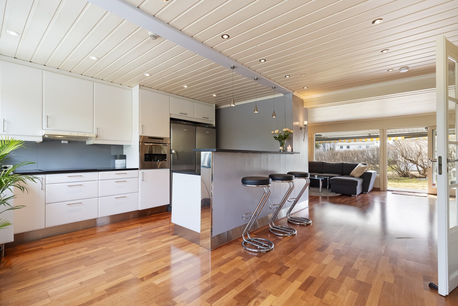 Lyst kjøkken med mye skap- og benkeplass med bla. takhøye/oppforete overskap og en praktisk barløsning. Kjøkkeninnredningen var ny i 2015, frontene er av merket Härjedal. Galleribilde