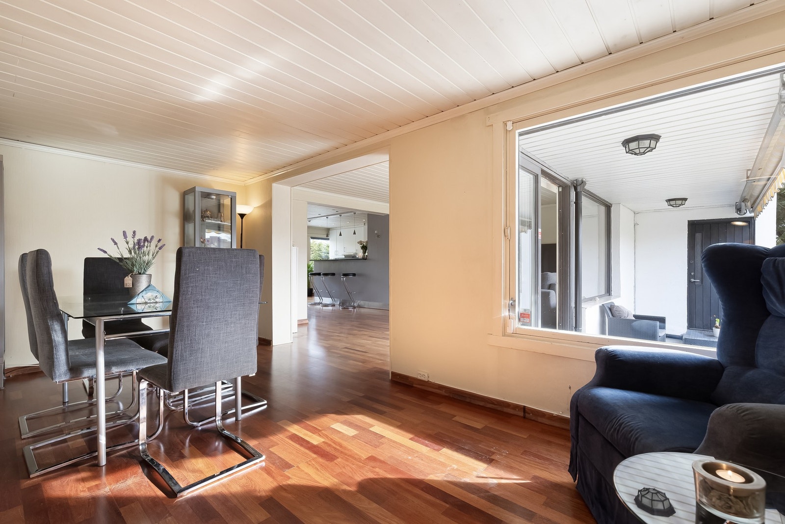 I en naturlig adskilt del av stuen er det fin plass til spisestue hvor du kan invitere venner og familie til hyggelige lag. Galleribilde