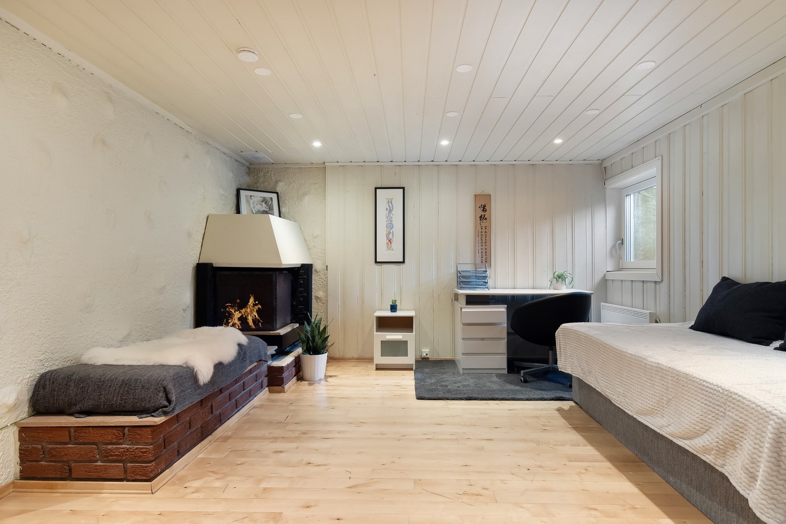 Perfekt sted for ungdommen i huset eller om man bare ønsker en avkobling fra en ellers hektisk hverdag. I hjørnet er den en åpen peis. Nye LED-downlights (2025) Galleribilde