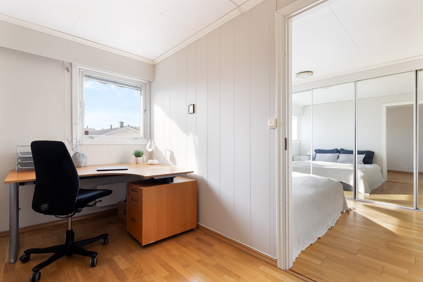 Her er det plass til seng, nattbord, kontorpult og oppbevaringsmøblement. Galleribilde