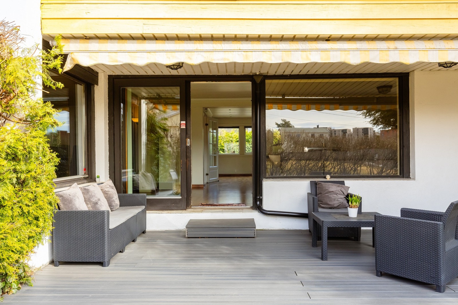 Skyvedør mellom stue og uteplassen gir en fin overgang til uterommet. Galleribilde