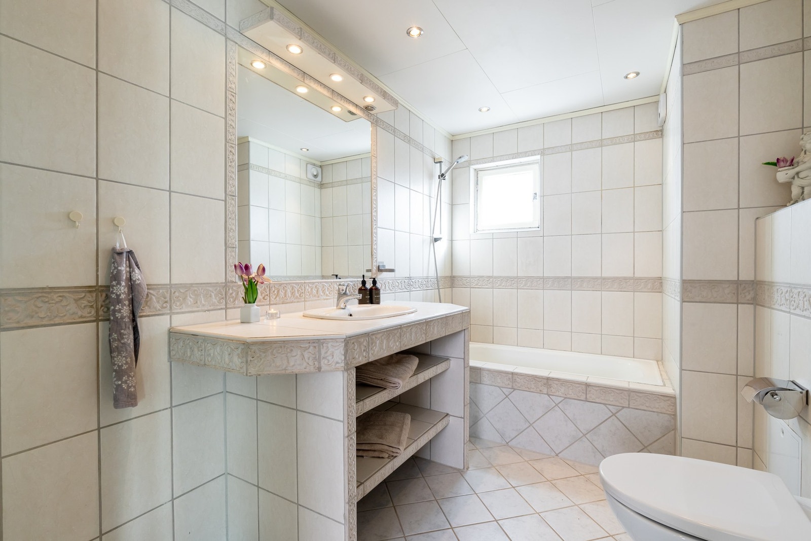 I denne etasjen er det også et flislagt bad av god størrelse. Galleribilde