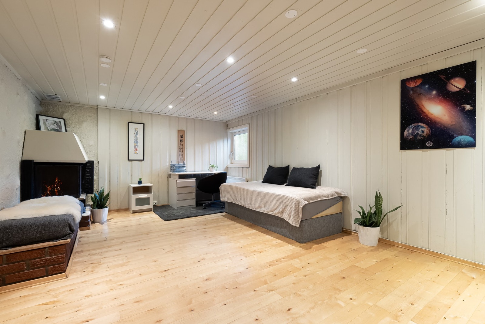 I underetasjen er det en stor kjellerstue, som er blitt brukt som soverom. Her er det stort og vestvendt rømningsvindu i godkjent størrelse. Plan- og bygningsetaten har i januar 2025 gitt byggetillatelse for å få rommet godkjent som soverom - det trengs d Galleribilde