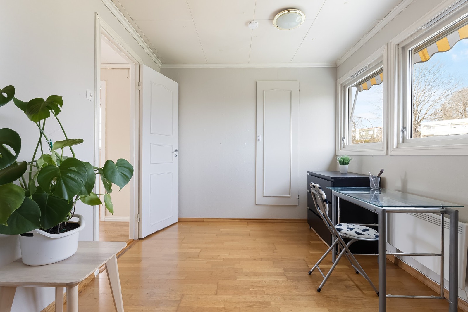 Rommene er perfekte som barnerom, gjesterom og/eller kontor - alt etter ønske og behov. På det østvendte soverommet er det utsikt til Østmarka og Haukåsen-radaren. Her får dere også et praktisk trappekott, som kan brukes til lagring (dør midt på bildet). Galleribilde