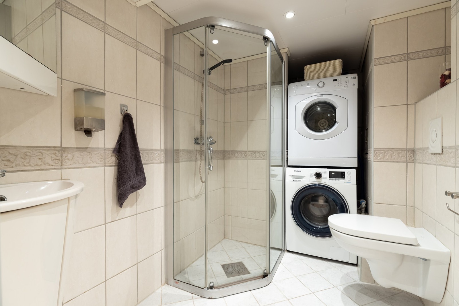 Her ligger boligens andre bad som er holdt i samme stil som badet i 2.etasjen. Det er fliser på gulv og vegger, samt downlightsbelysning i himlingen. Galleribilde