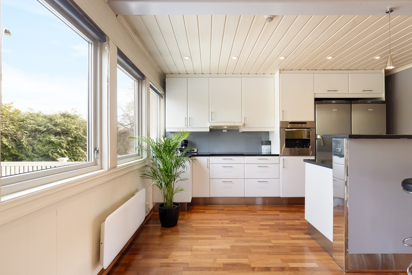 Kjøkkenet er utstyrt med integrert ovn og opplegg for oppvaskmaskin. Det er kjøkkenventilator med avtrekk ut. Galleribilde