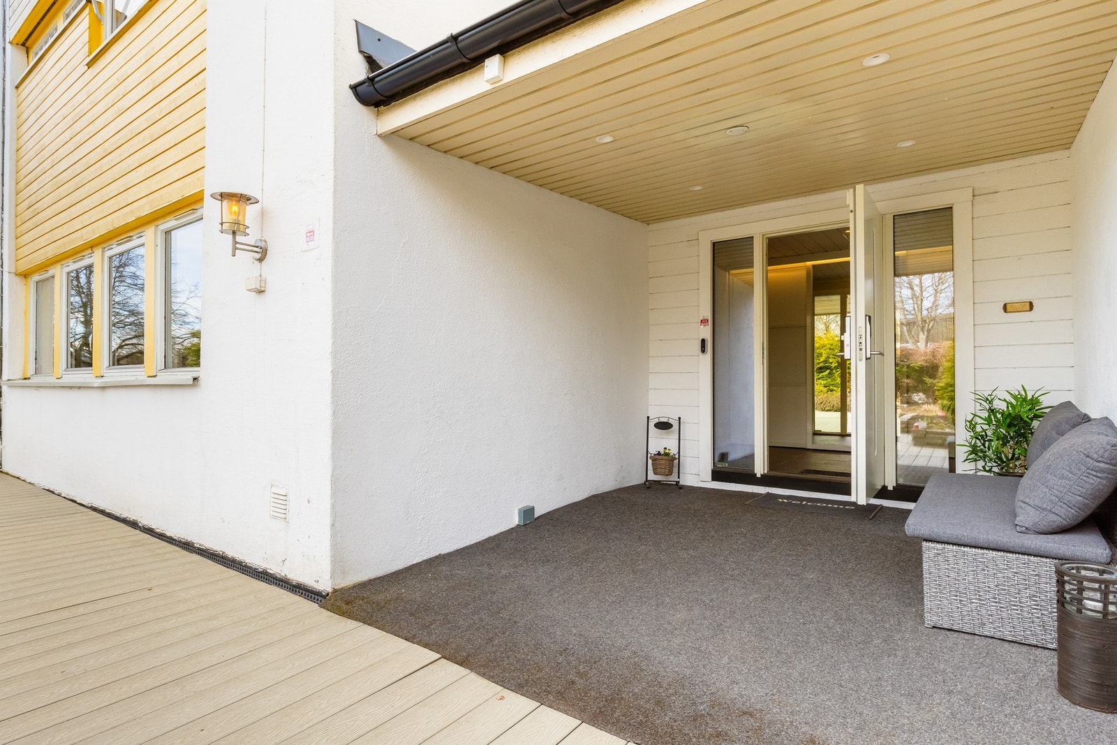 Ved inngangspartiet er det plass til en hyggelige sittegruppe, blomsterkasser og det man måtte ønske. Galleribilde