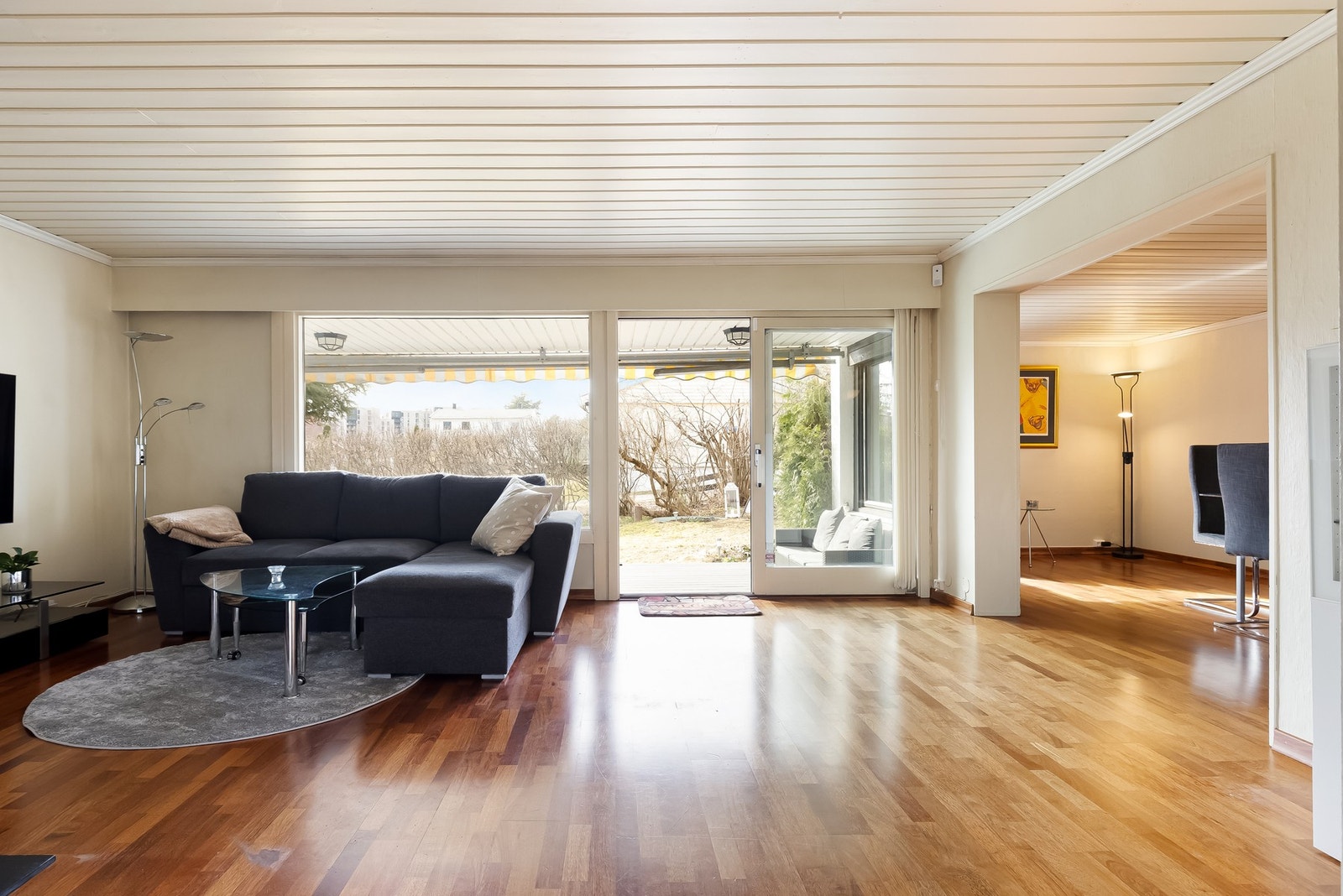 Videre kommer du inn til spisestuen og stuen. Galleribilde