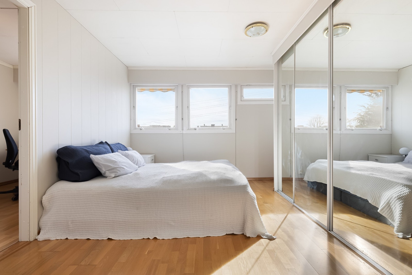 Det største soverommet er på ca. 13 kvm og har god plass til dobbeltseng og nattbord. Det største soverommet har utsikt mot vest og Løren, der det er underjordisk T-banestasjon, søndagsåpne matbutikker (bl.a. to Joker-butikker), Peppe's Pizza, Kaffebrenne Galleribilde