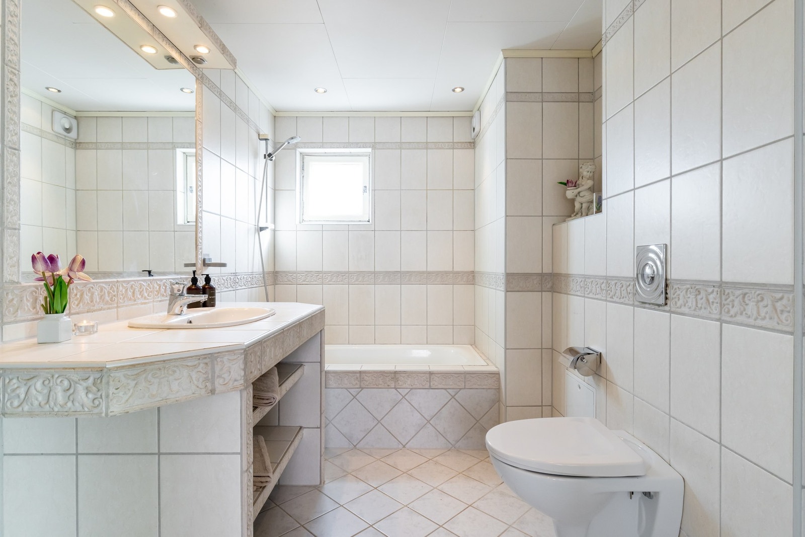 Det er downlightsbelysning i himlingen og over speilet. Badet ble pusset opp i 2003. Galleribilde