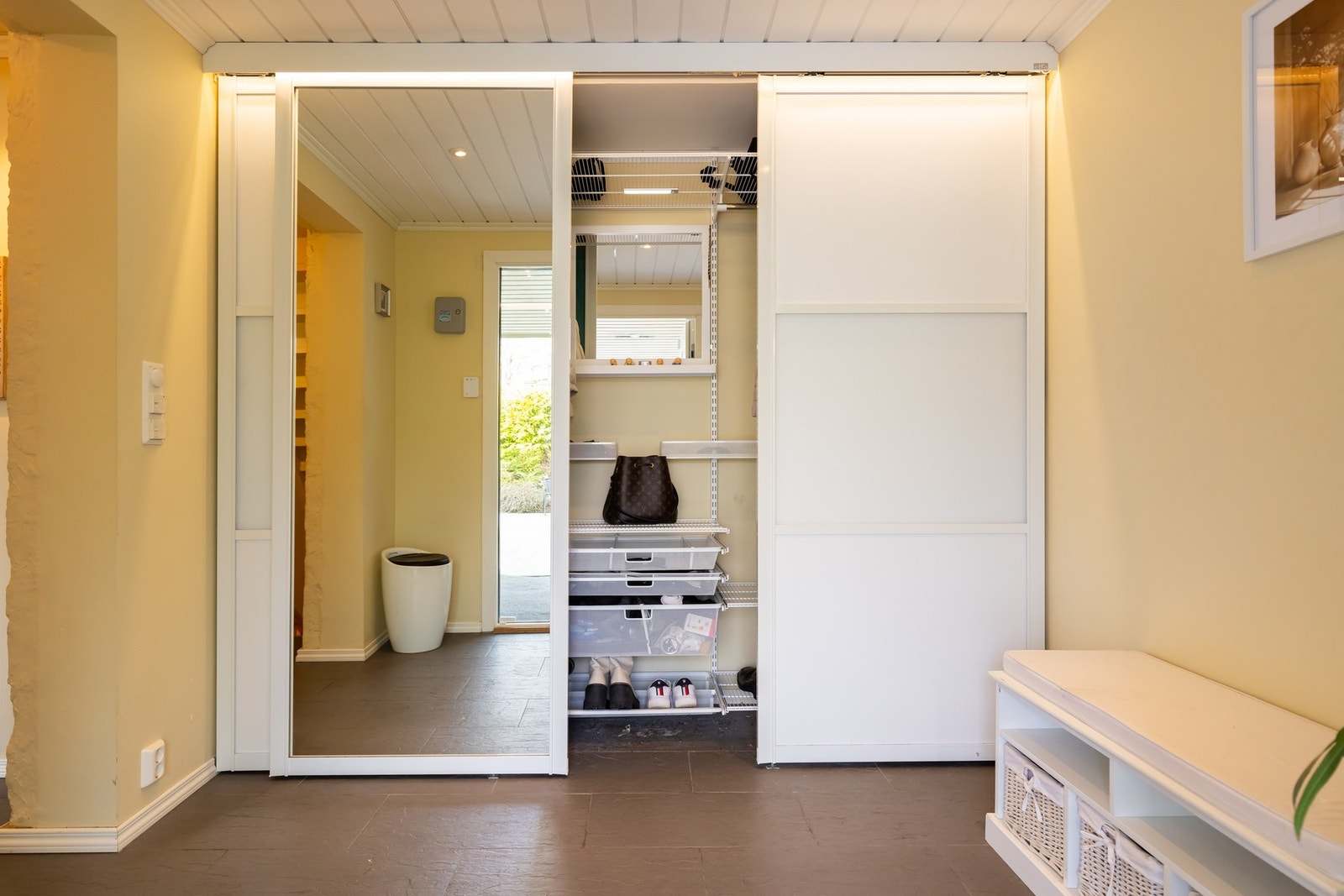 Ny skyvedørgarderobe og nyoppusset gang med LED-downlights i 2020. Legg merke til at skyvedørsgarderoben har skinnefri løsning, noe som er svært praktisk. Plass til mengder av jakker og sko, samt hyller på toppen. Stilfulle skiferfliser med varmekabler (o Galleribilde