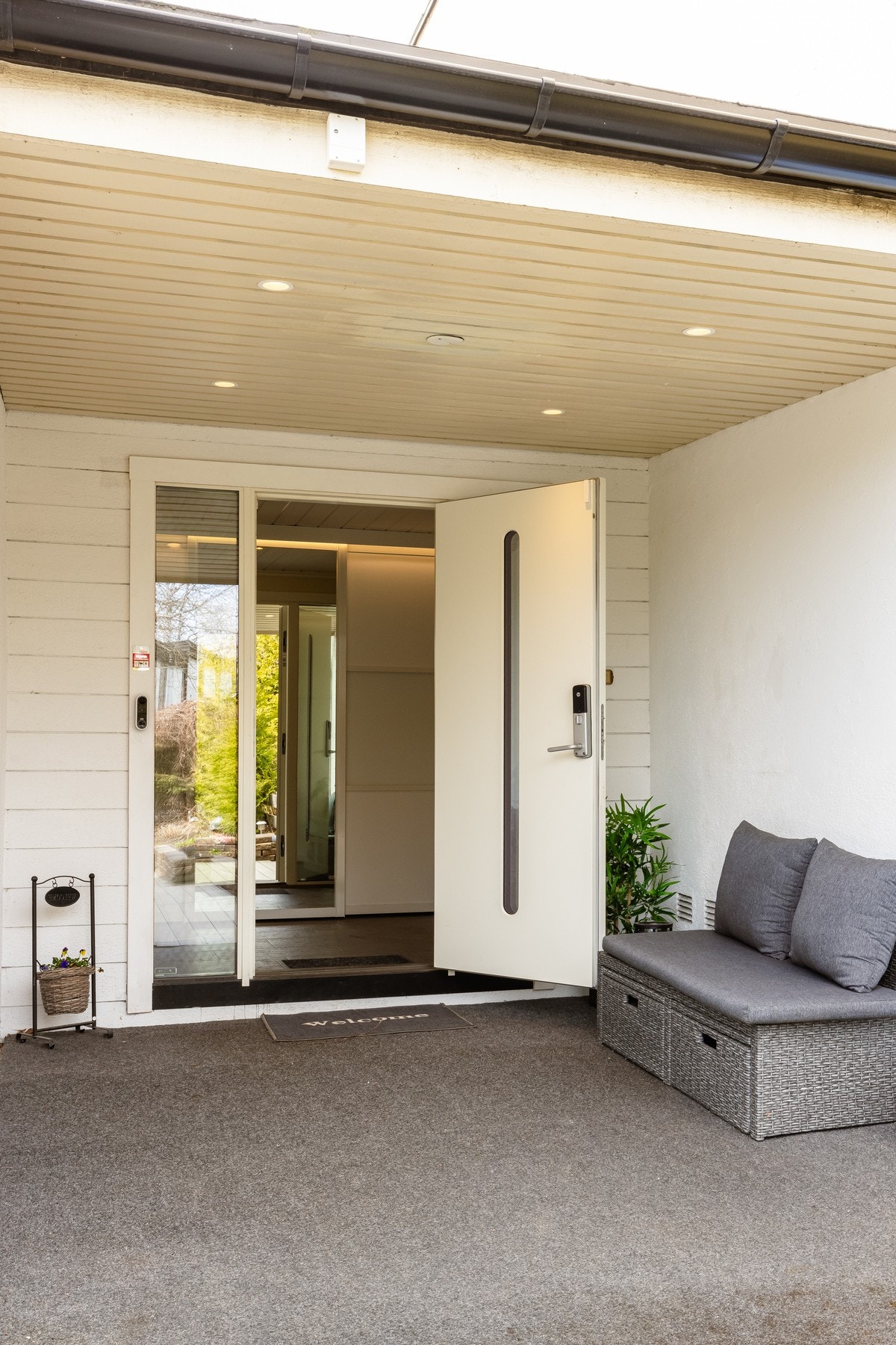 Selve inngangspartiet er overbygget og tar deg inn i boligens 1.etasje. Galleribilde