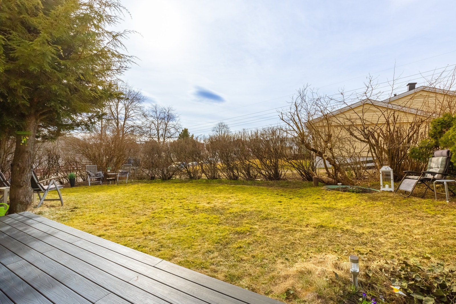 Passe stor og vestvendt hage, med plass til trampoline og husker. Bildet er tatt i mars, nå er hekken grønn og skjermer for innsyn. Herlig syrin, som er fin å klatre i for de minste. Opparbeidede blomsterbed med stauder. El-gressklipper medfølger. Galleribilde