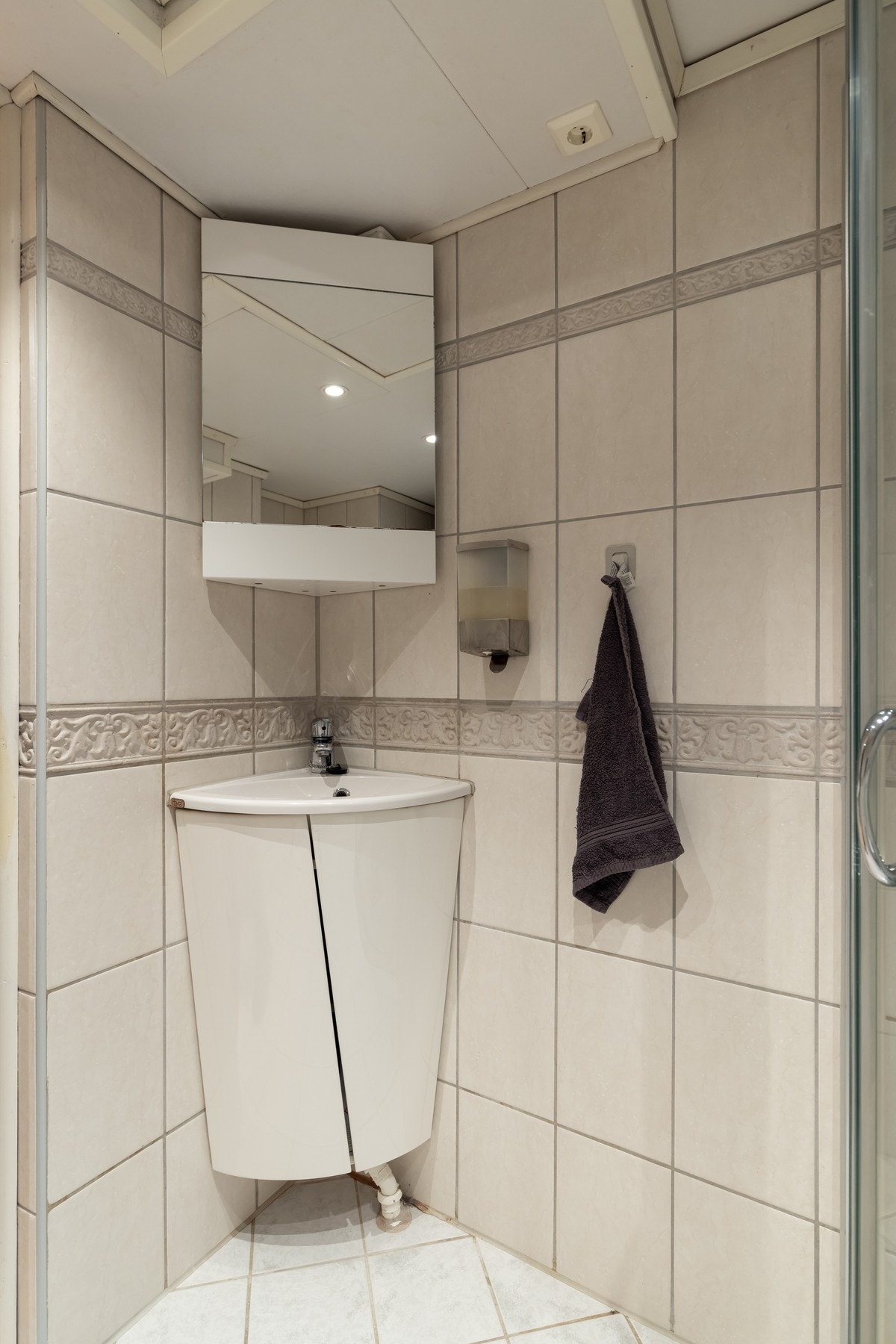 Badet er utstyrt med innredning med nedfelt servant, veggmontert toalett, dusjvegger/hjørne. I en praktisk nisje er det plass til både vaskemaskin og tørketrommel. Galleribilde