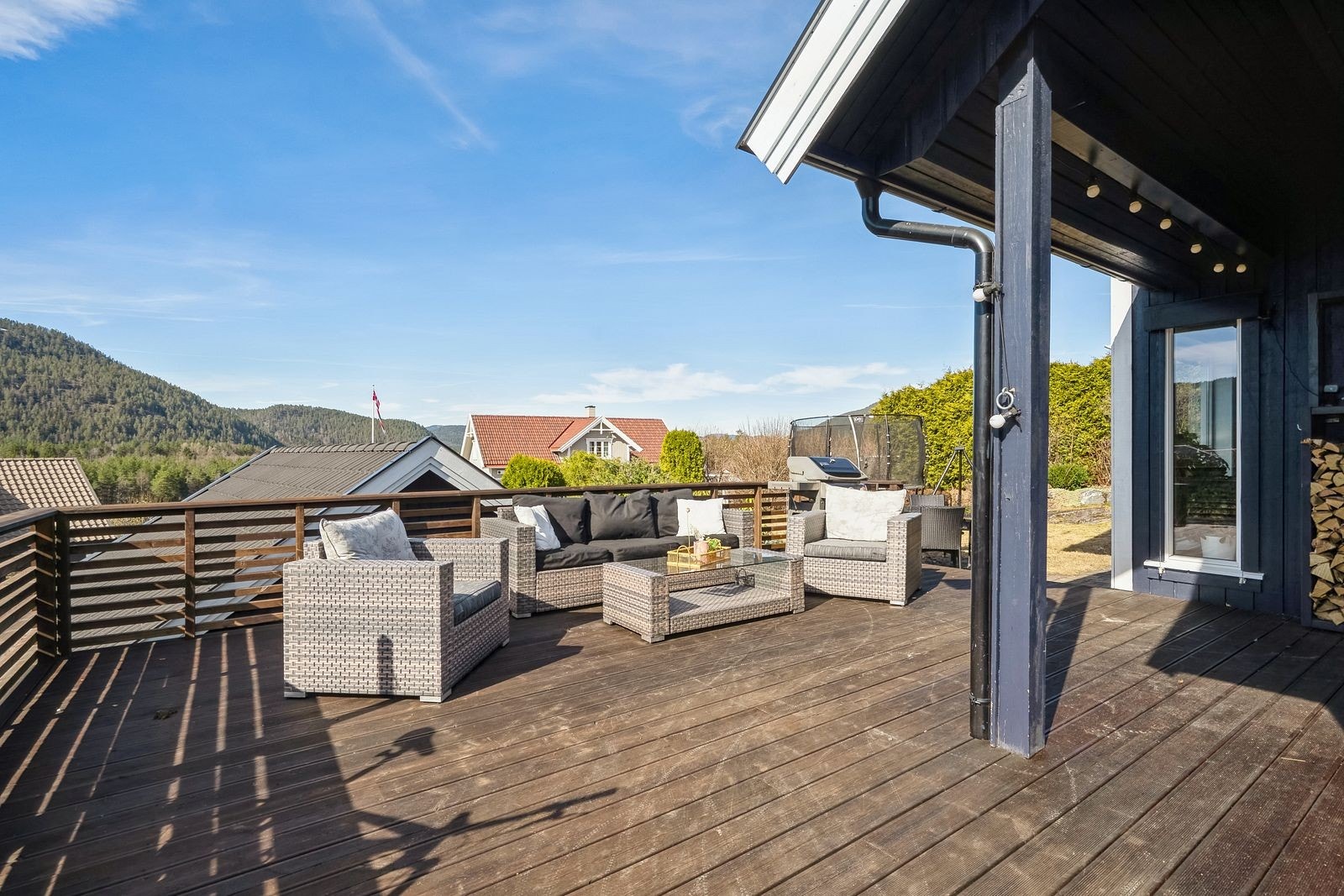 Flott og solrik terrasse på ca. 70 kvm, delvis overbygget. Galleribilde