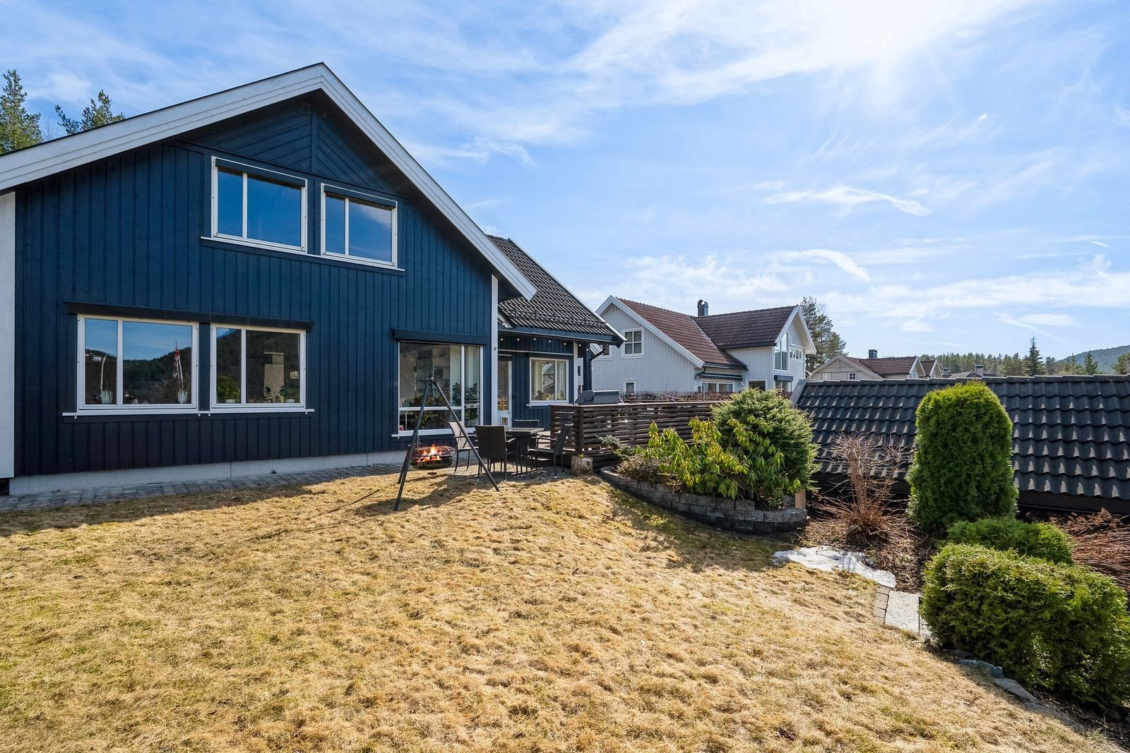 Flott enebolig over 2 plan. Boligen har en stor terrasse samt hage. Galleribilde