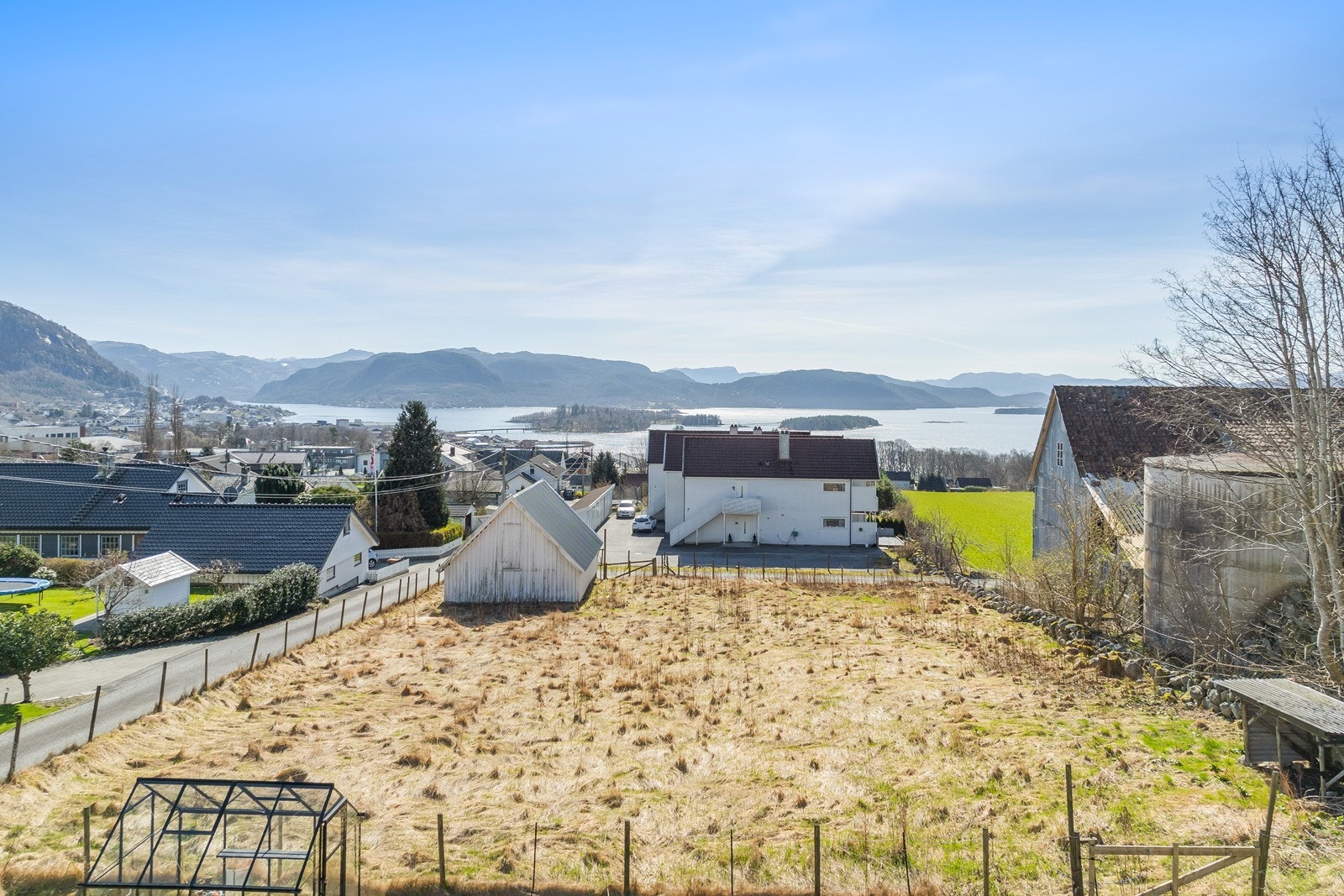 Vi har gleden av å tilby en romslig boligtomt på over 1 mål i et veletablert og attraktivt boligområde på Sundagshaugen, Fjelde. Galleribilde