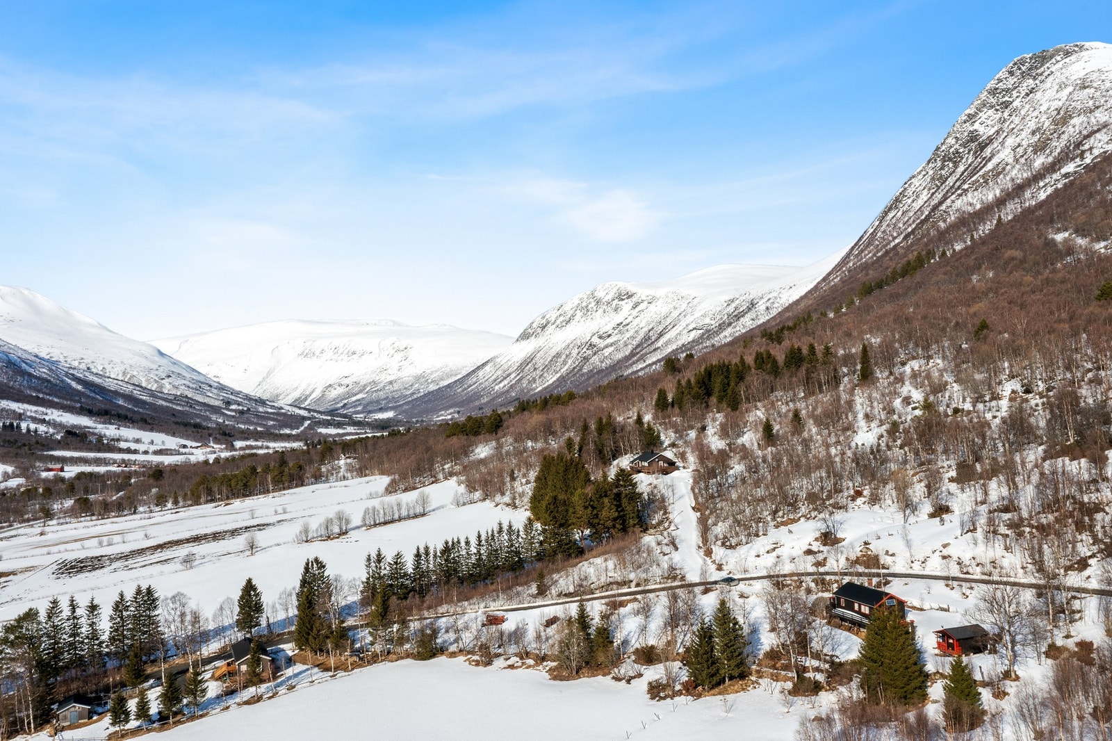 Hytten ligger skjermet til, med fantastisk beliggenhet i fjellheimen. Galleribilde
