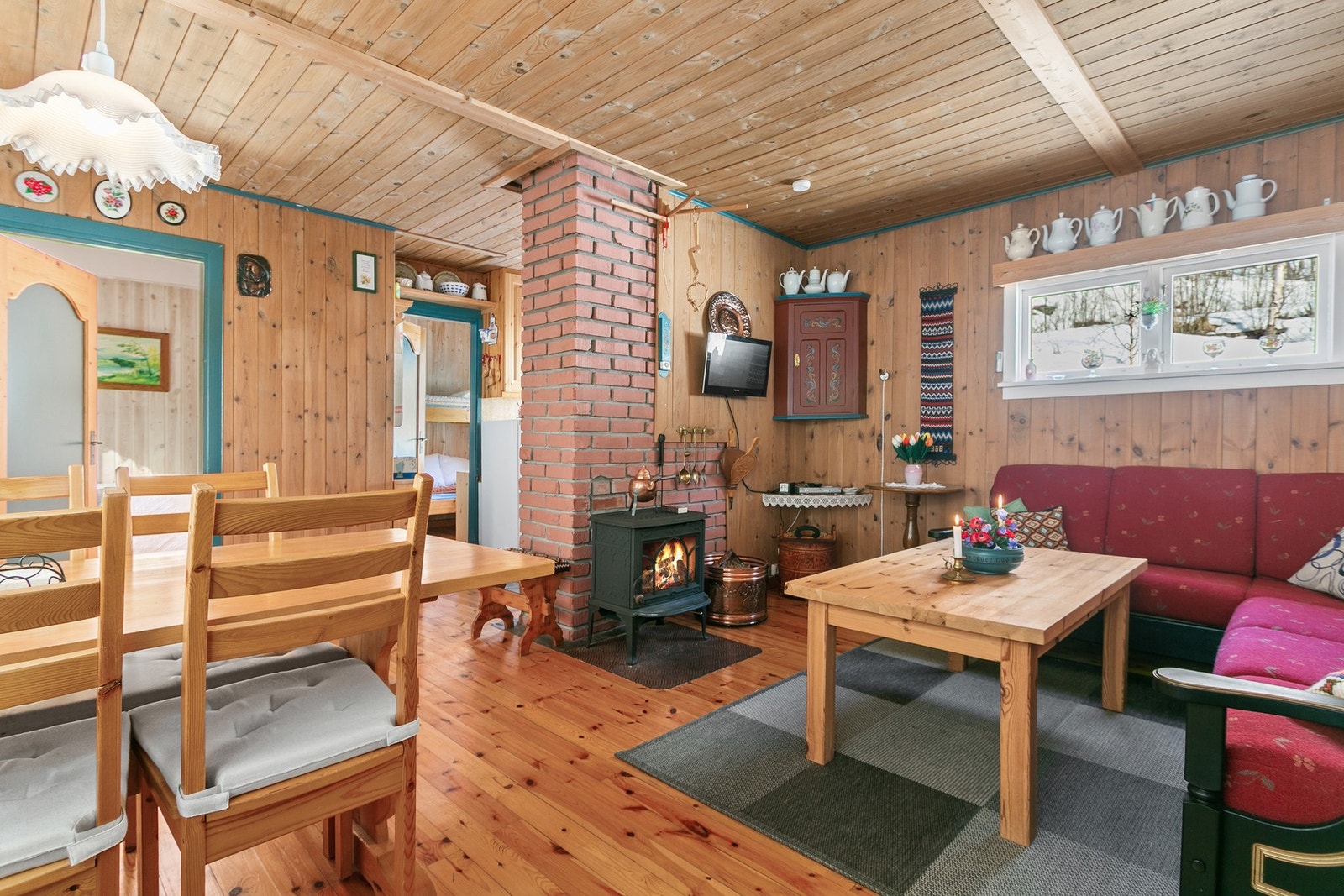 Hytta går over to etasjer og er på 85m². Galleribilde