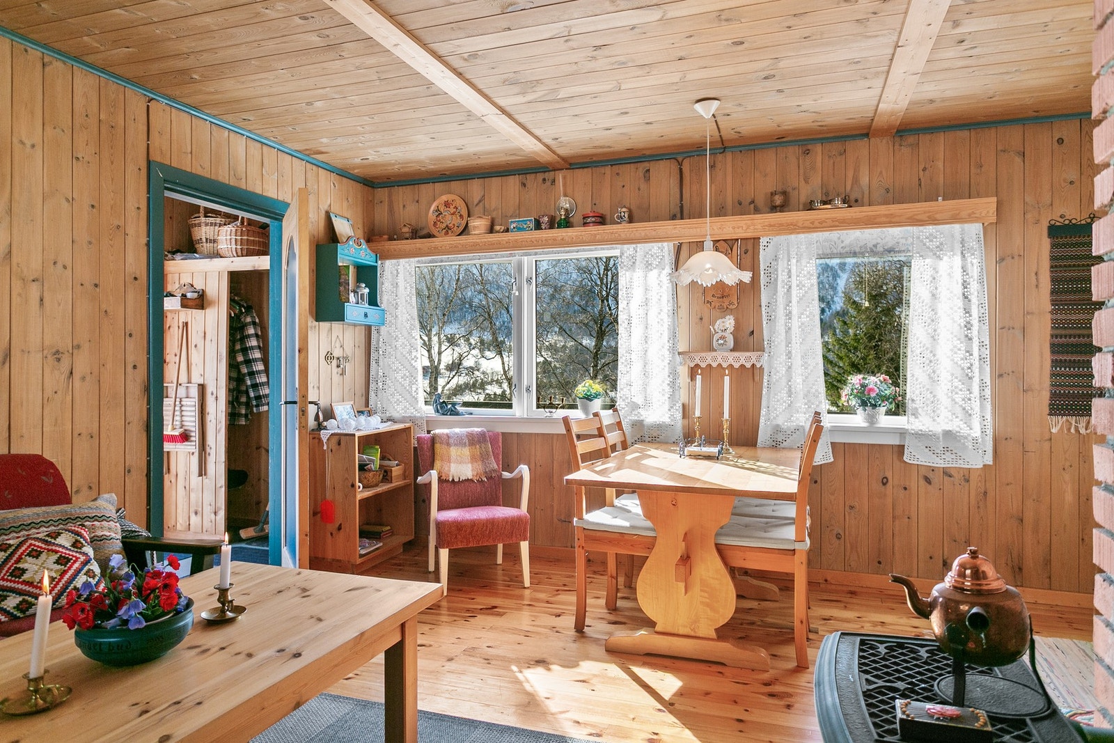 Hytta har vedfyring som oppvarming. Galleribilde