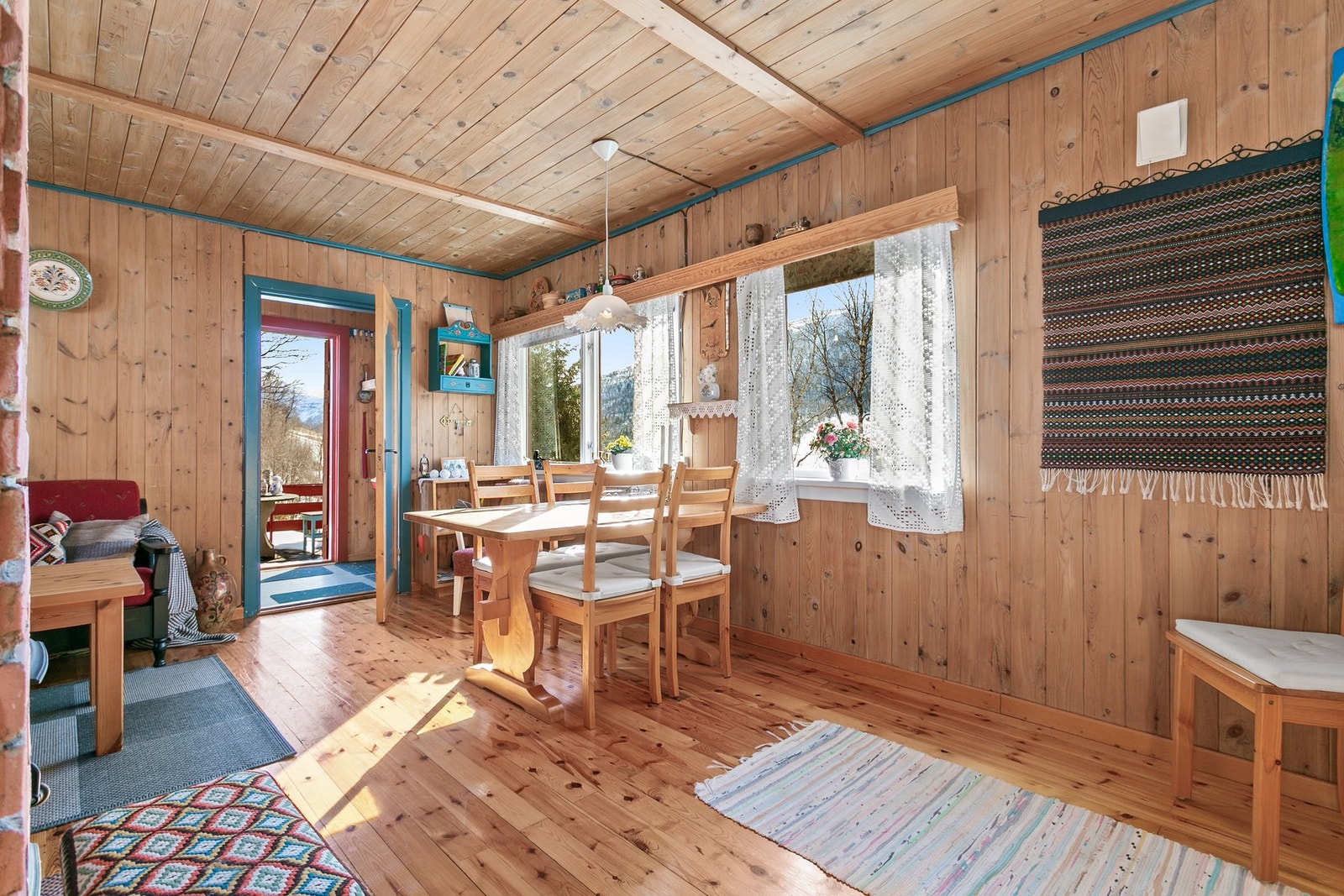 Stuen gir rom for spisegruppe. Galleribilde