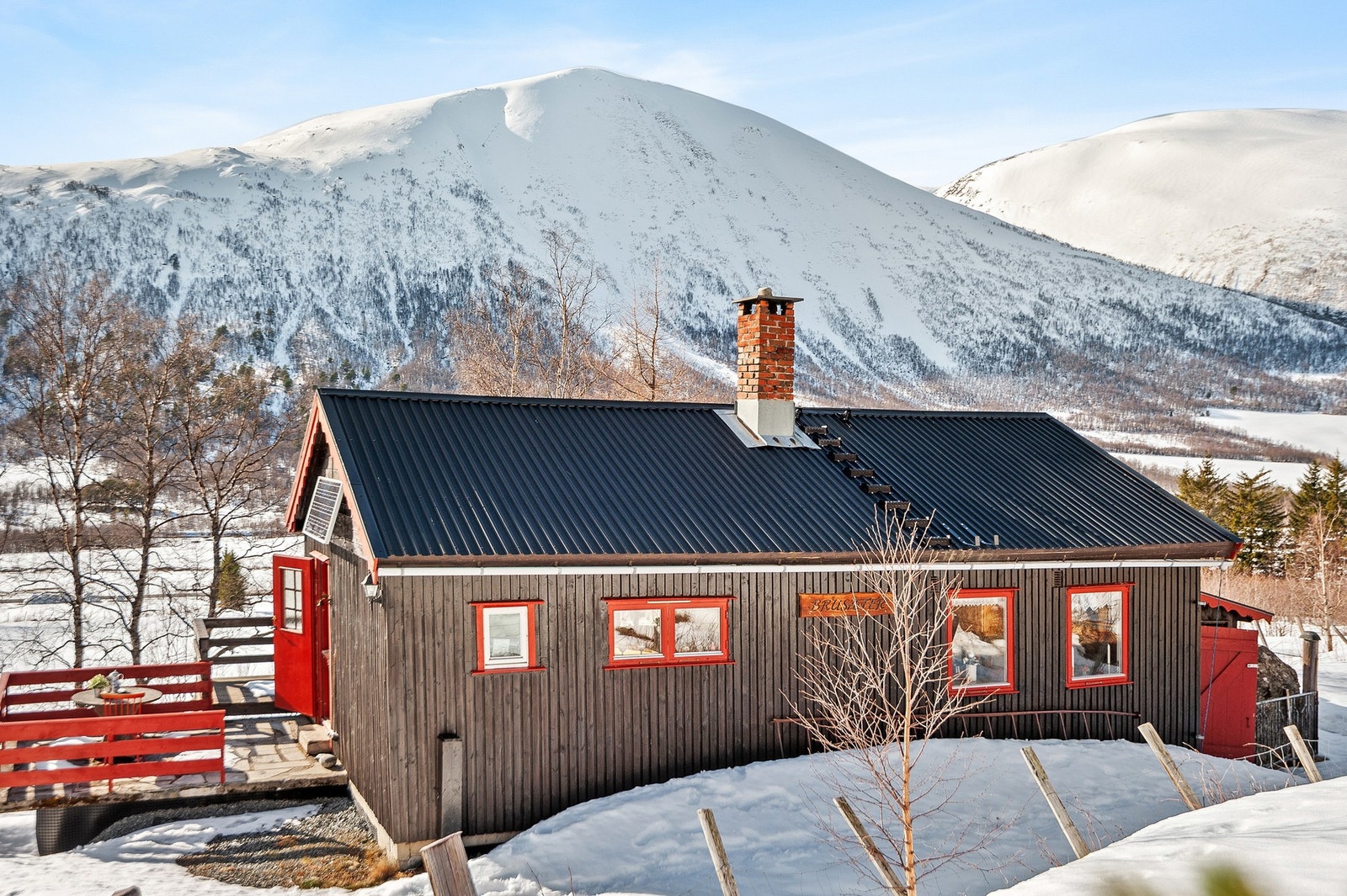 Velkommen til Storlidalsvegen 424, presentert av Albin Bakkemo v/ Eiendomsmegler 1! (Foto: Interiørfoto, Bente Eidsmo) Galleribilde