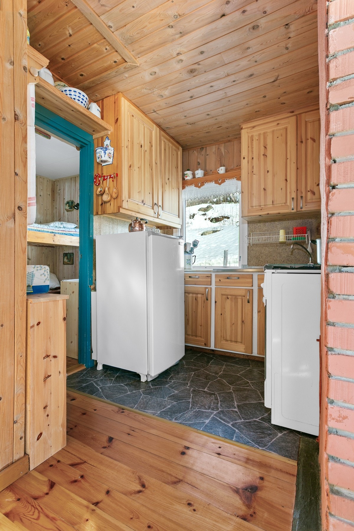 Kjøkkenet har godt med skapplass. Galleribilde