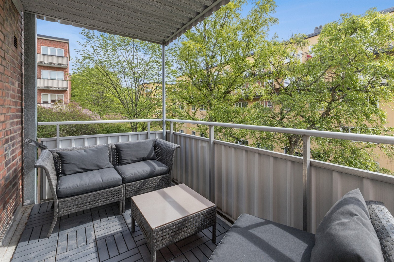 Romslig balkong med gode møbleringsmuligheter. Galleribilde