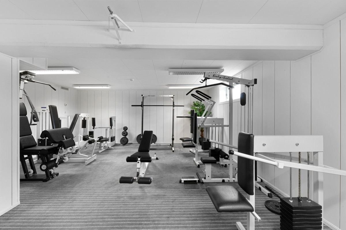 Flott treningsrom med ulike treningsapparater Galleribilde