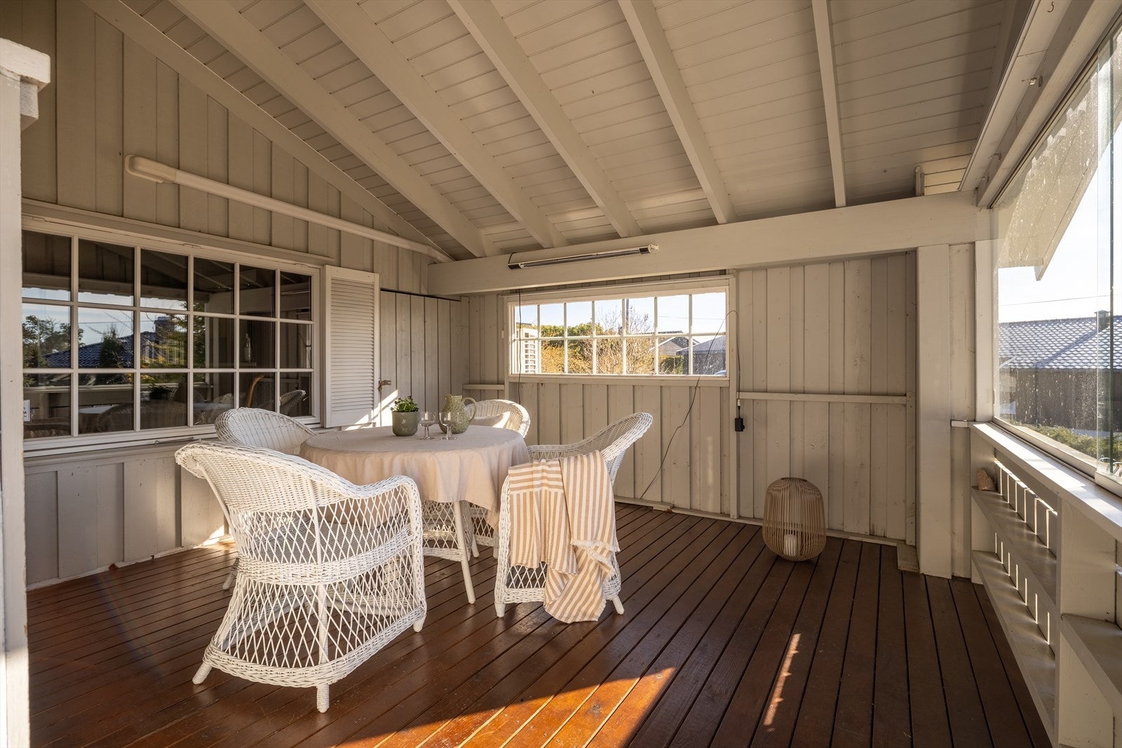 Hyggelig veranda ved inngangspartiet, som også er overbygd Galleribilde