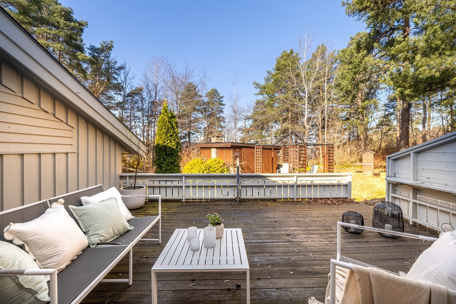 Her kan de voksne slappe av mens barna leker i hagen Galleribilde