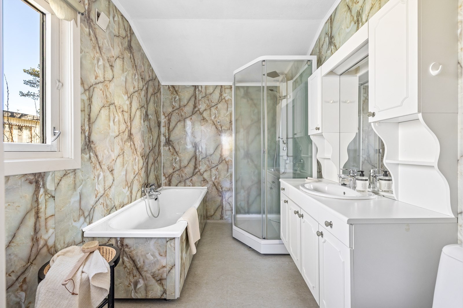 Baderom med behov for oppgradering Galleribilde