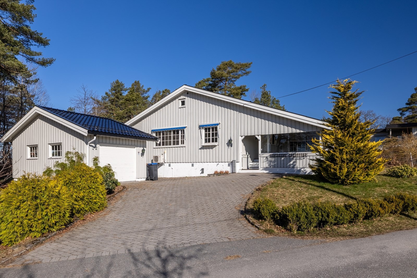 Det er garasje og parkering i gårdsplassen Galleribilde