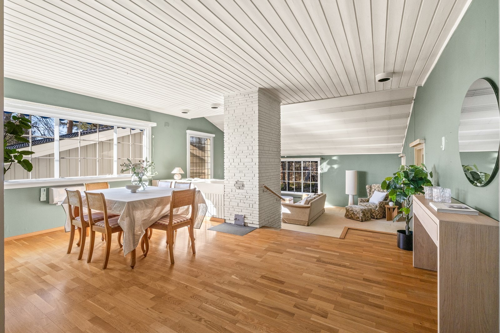 Stuen har flere naturlige soner for innredning Galleribilde